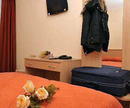 Hotel Monclassico 3*